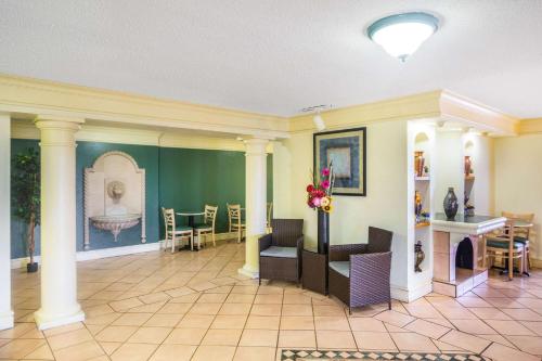 Lobby 5, La Quinta Inn by Wyndham Eagle Pass, Maverick