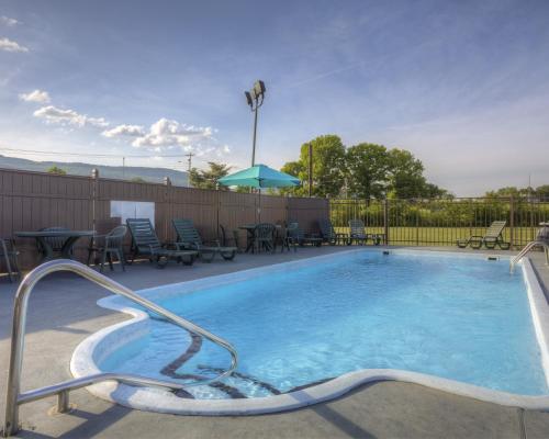 Swimming pool 3, Howard Johnson by Wyndham Chattanooga Lookout Mountain, Hamilton